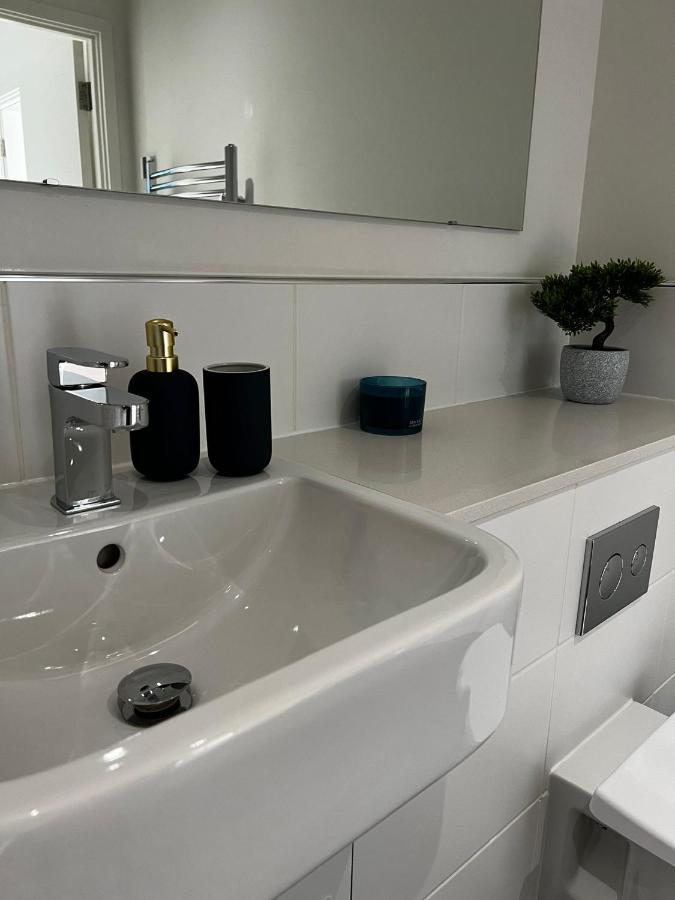 Modern Suite- Bedford City Centre With Free Gym & Parking Exterior photo