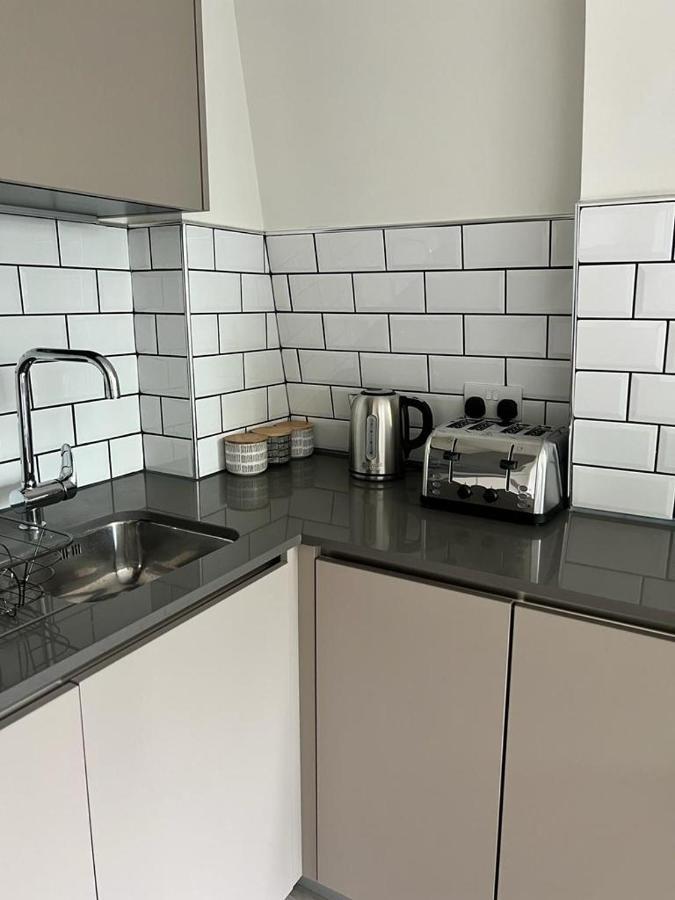Modern Suite- Bedford City Centre With Free Gym & Parking Exterior photo